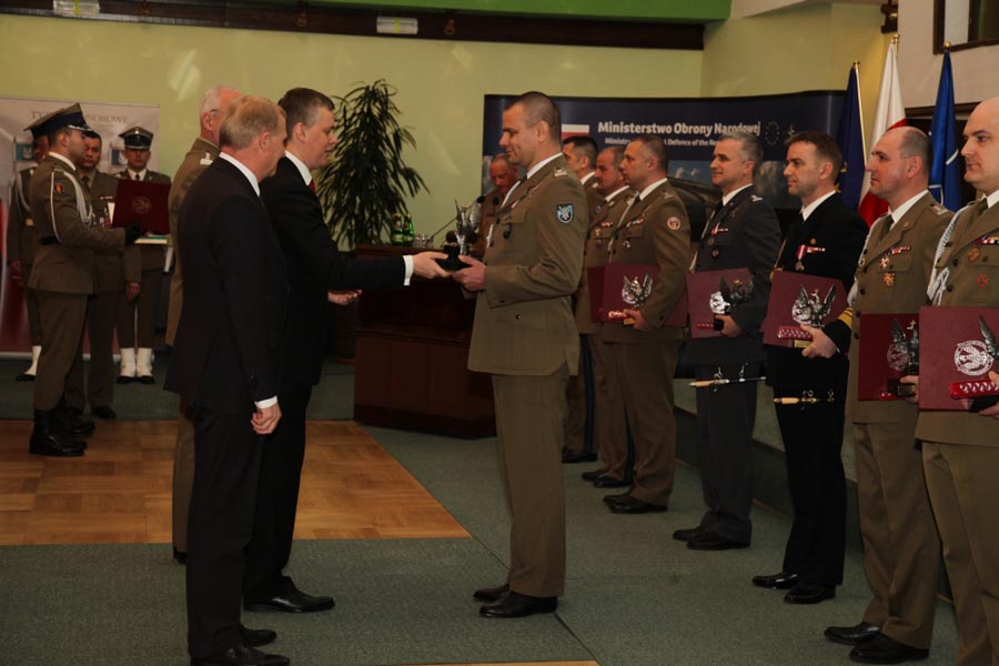 Obraz artykułu - WOSzK otrzymał tytuł honorowy „Przodująca Instytucja Wojskowa”