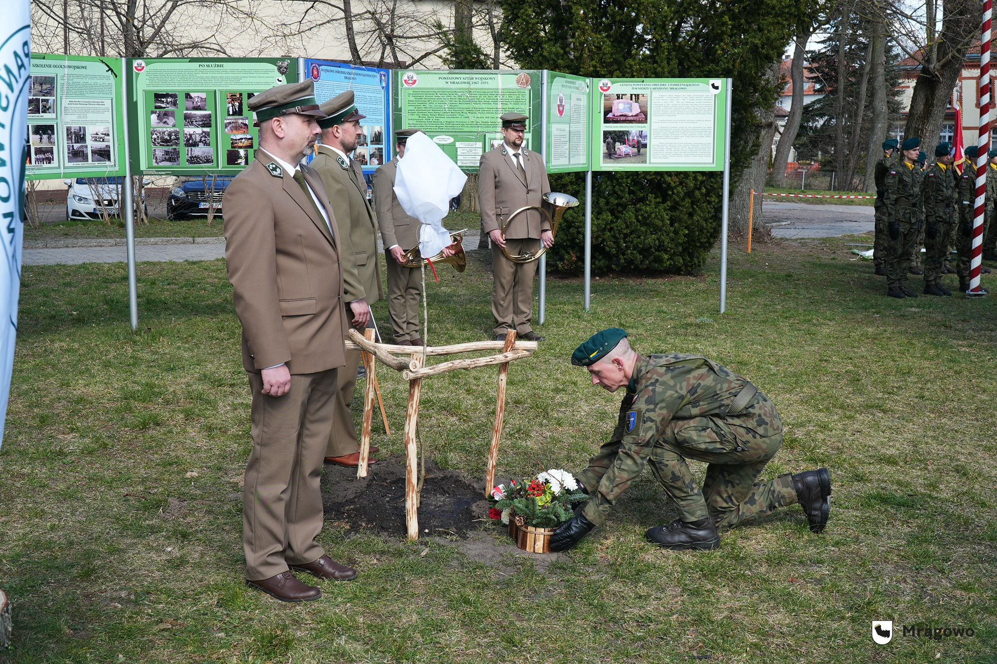 Obraz artykułu - 9. Dąb Pamięci w Mrągowie. Miasto oddaje hołd ofiarom zbrodni katyńskiej [ZDJĘCIA]