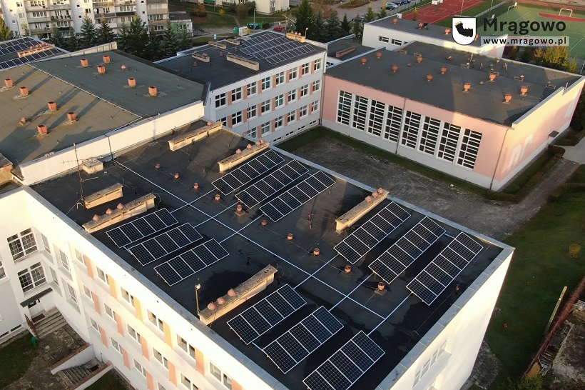 Obraz artykułu - Panele fotowoltaiczne na dachach mrągowskich szkół i przedszkoli. Będą wykorzystywać energię słoneczną [VIDEO]