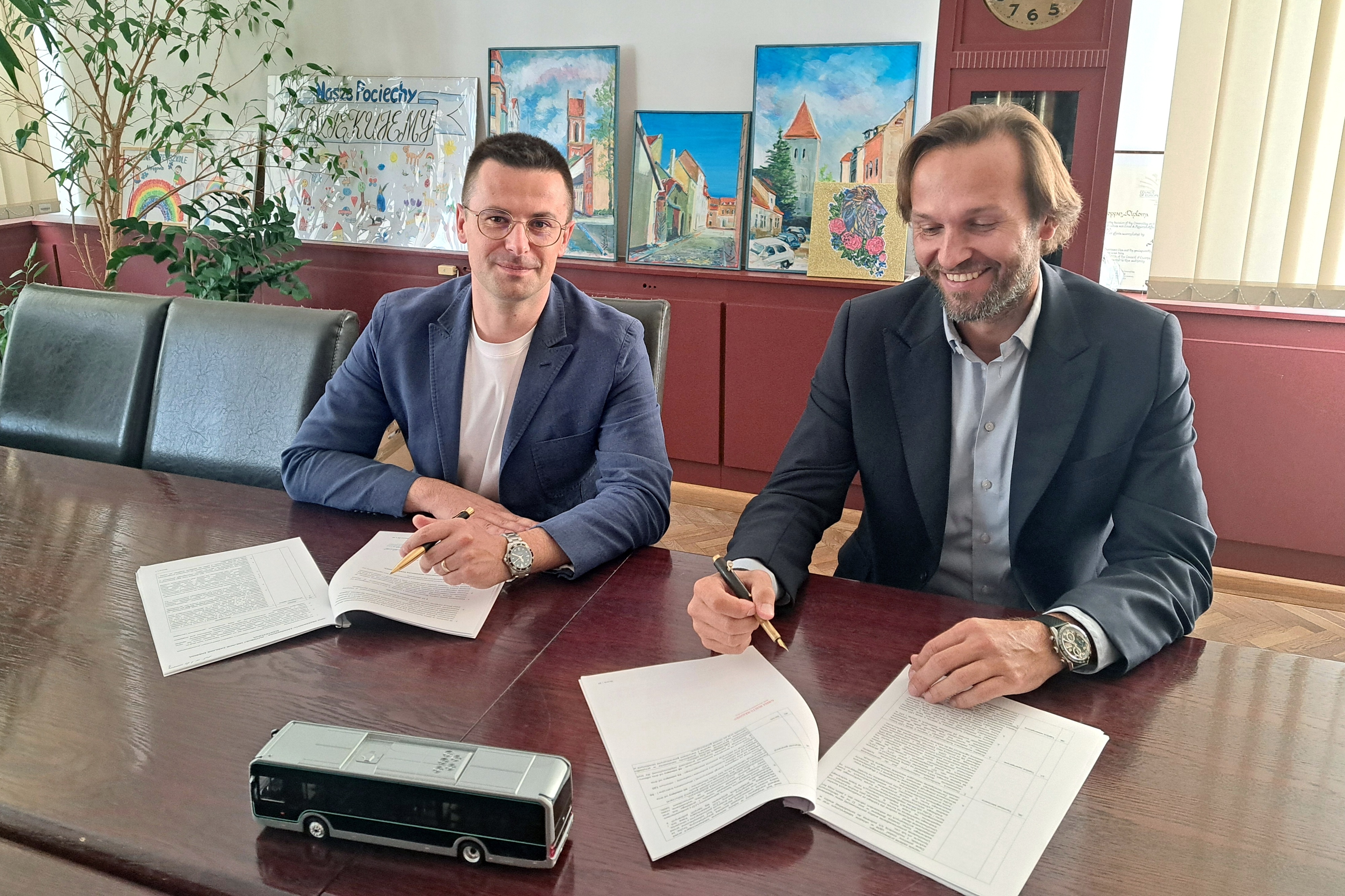 Obraz artykułu - Umowa na zakup czterech autobusów elektrycznych podpisana